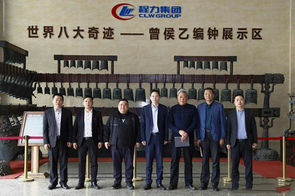 在程力汽車集團總部迎賓大廳，雙方代表觀摩世界八大奇跡編鐘后合影紀念